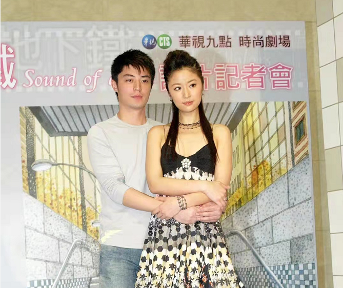 林心如|45岁林心如老态藏不住！涂芭比粉口红扮嫩翻车，谈霍建华一脸娇羞