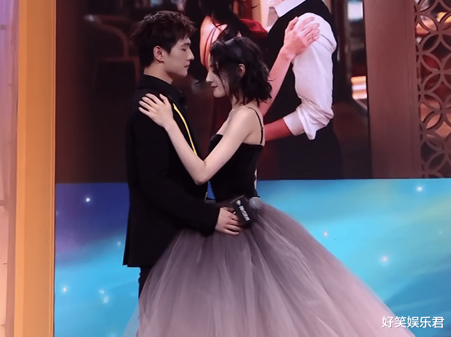 迪丽热巴|迪丽热巴出席发布会,罕见换短发造型,一不小心美成“在逃公主”