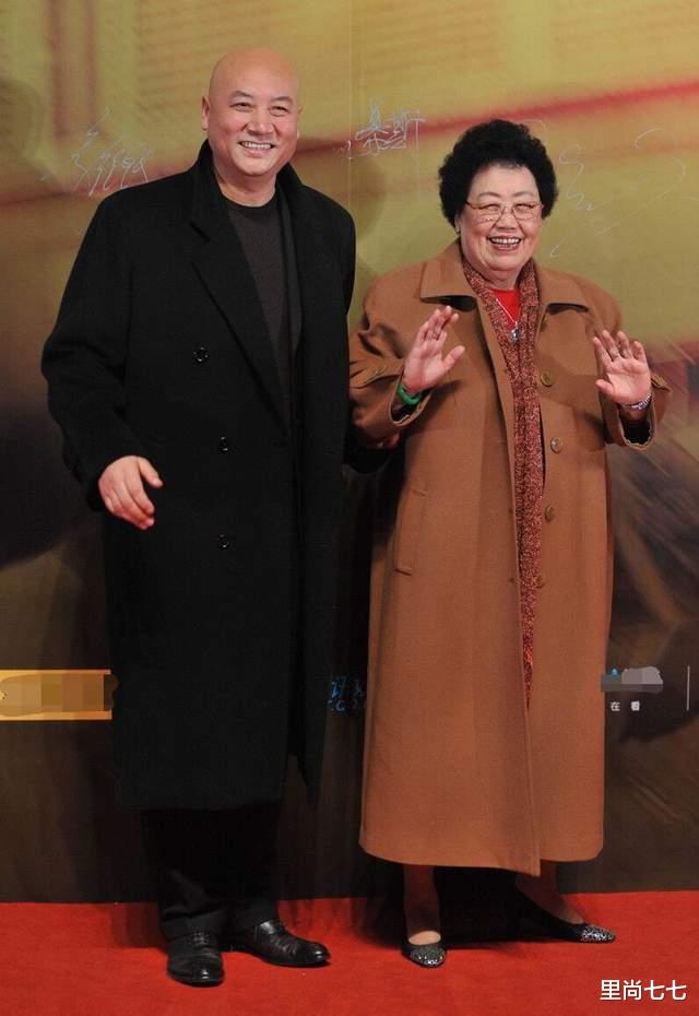 里尚七七|迟重瑞罕见陪妻现身，80岁富婆珠光宝气，一头黑发比68岁的他年轻