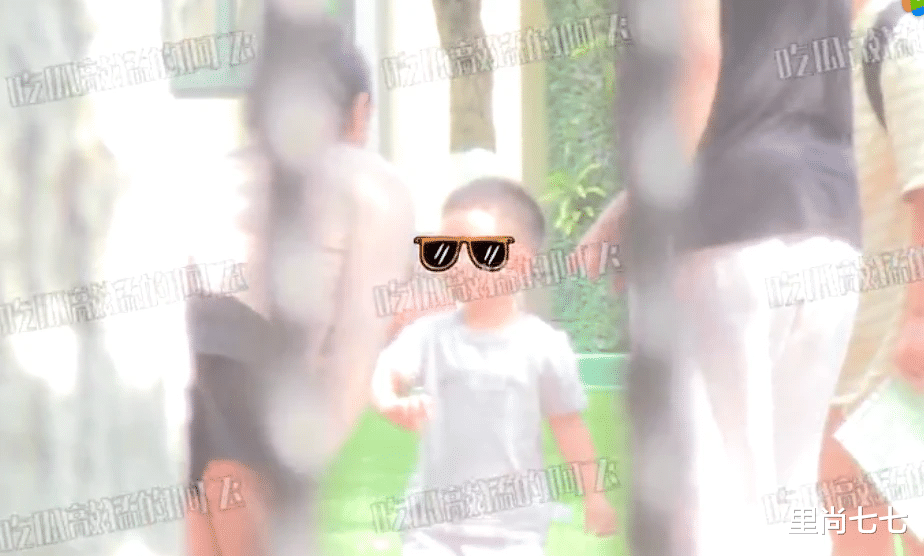 赵丽颖|赵丽颖祖孙三代罕同框！2岁儿子圆脸超像妈，前公公戴名表似大佬