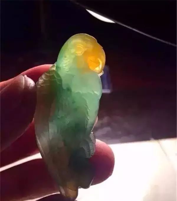 翡翠|黄加绿翡翠挂件从原石到成品，看着心痒痒！