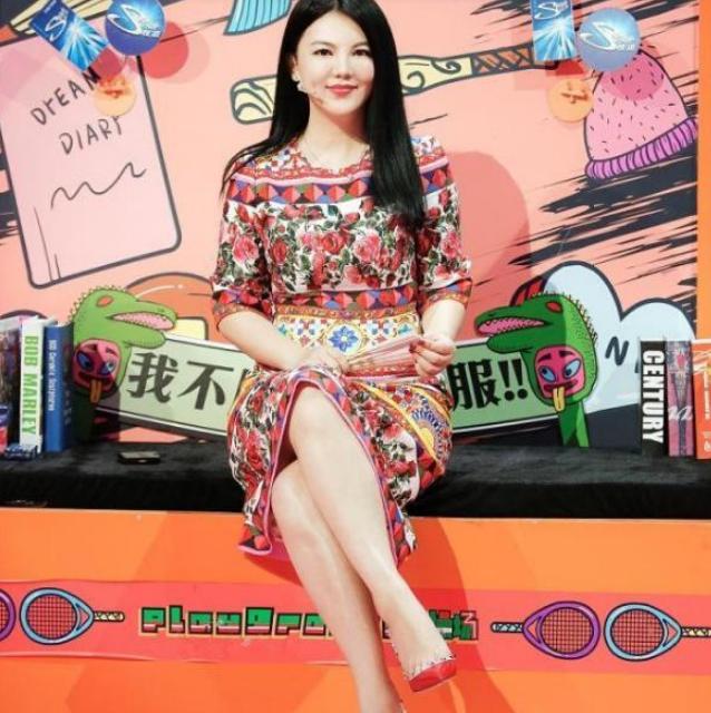 李湘|李湘成功告别臃肿身材，宣布瘦身成功，网友：恭喜重回颜值巅峰