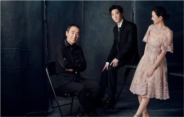 时尚风行派|张艺谋一家五口罕见同框！大儿子“明星脸”大爆火，穿白T好清爽