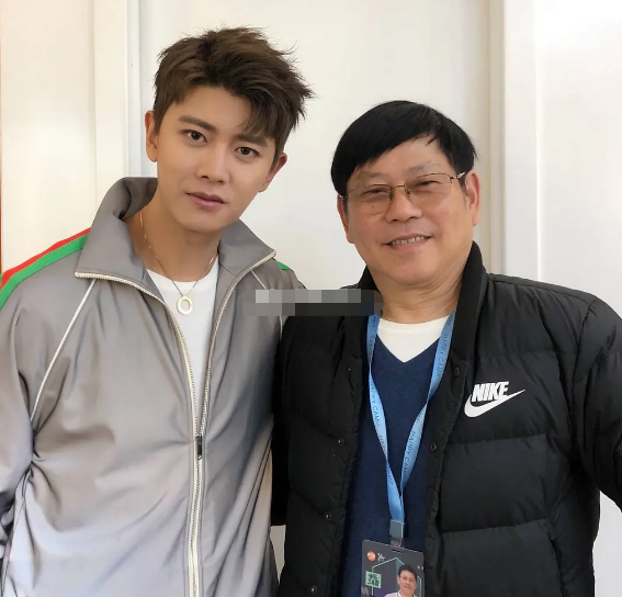 肖战|快本制作人曝生图合影，最爱与蔡徐坤合拍，王一博肖战状态很真实