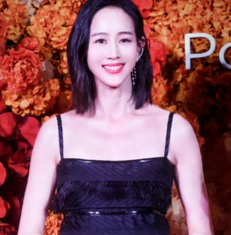 虞书欣|又有新的红毯：杨幂自带高级感，童瑶性感，汤唯拉开衣角后太抢眼