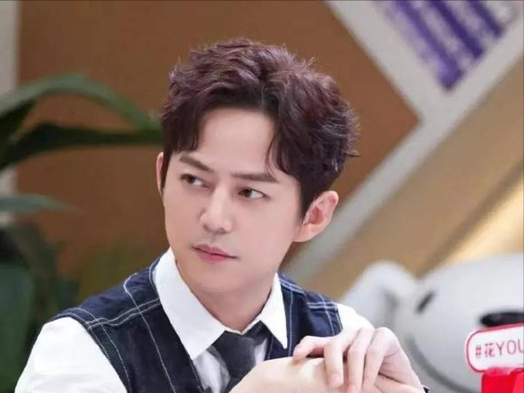 何炅|?知名导演喊话何炅，希望他退出娱乐圈，并曝光其父亲公司严重失