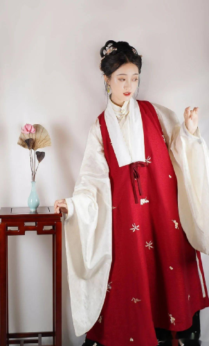 汉服资讯古装文化|秋天该如何选择合适的外搭？或许你该了解一下比甲啦~