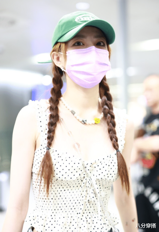 八分穿搭|徐璐是“人间反光板”吧？波点吊带搭配高腰牛仔裤，白到发光