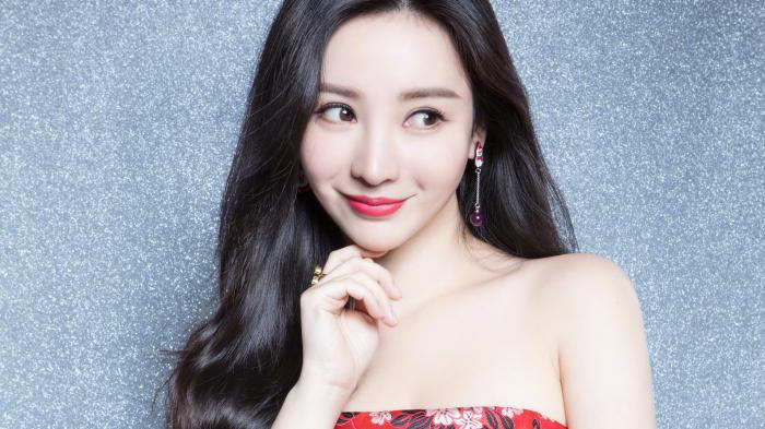 柳岩|以“胸”出名，却靠演技征服观众，如今再度回归带给我们更多惊喜