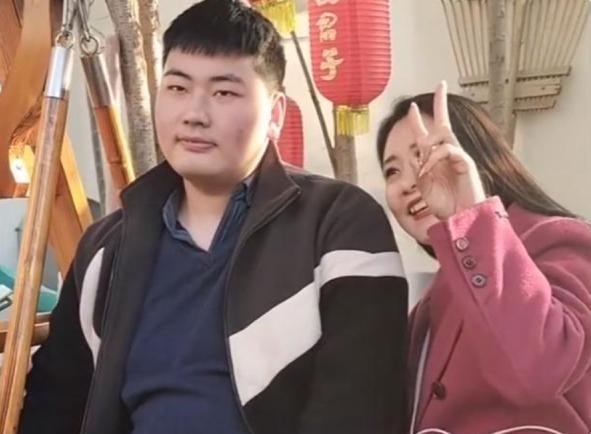 徐梦洁|没空见陈亚男?朱小伟与美女坐吊椅合影,腼腆脸红夫妻相十足