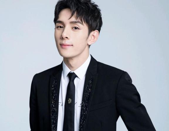 徐峥|靠收租爆红的网红夫妇，跟徐峥、张柏芝合影，其真实身份不敢高攀