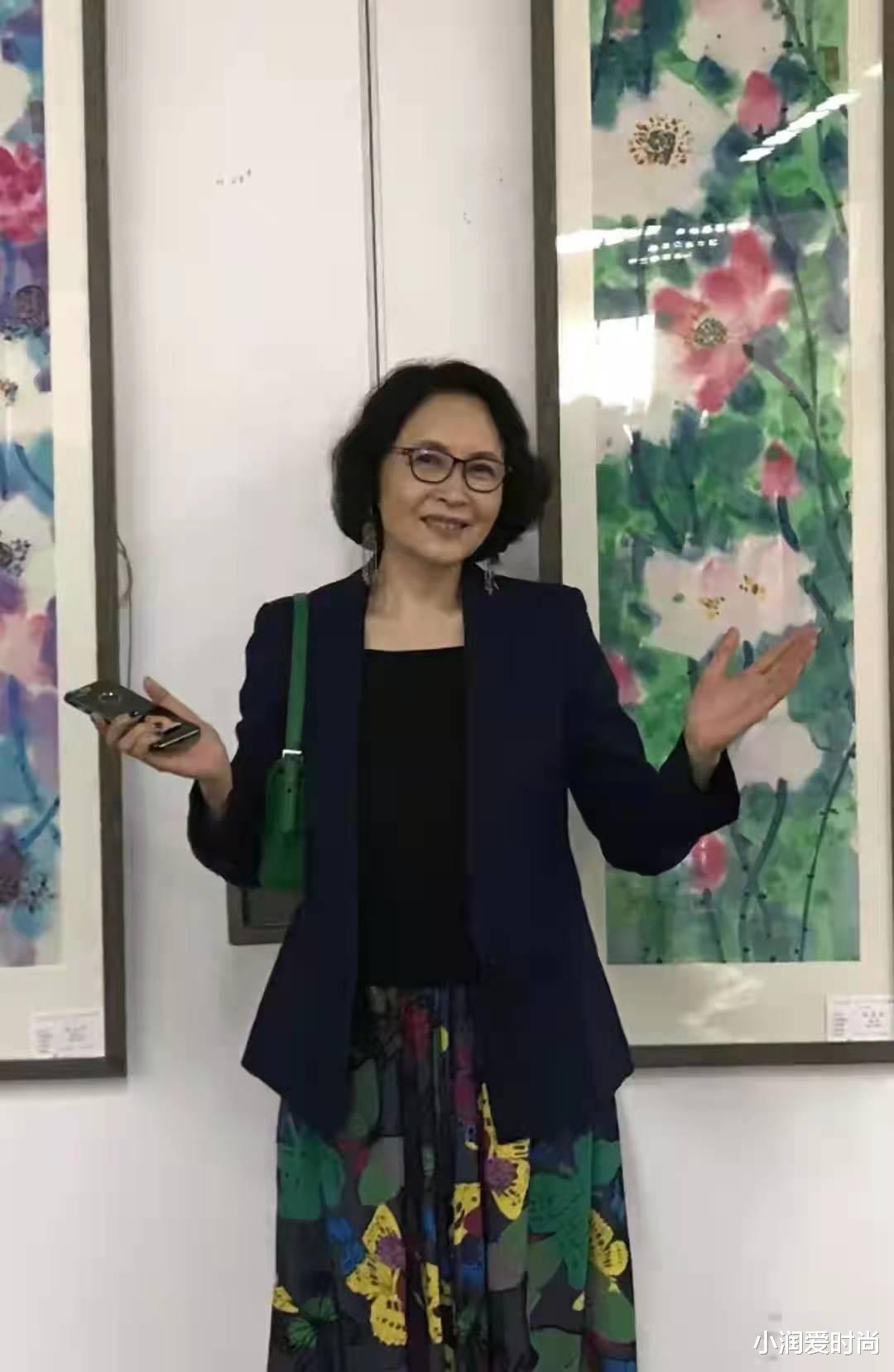 小润爱时尚|66岁宋晓英老年真会穿，旗袍+披肩、西装+半裙，妈妈们照穿贵气