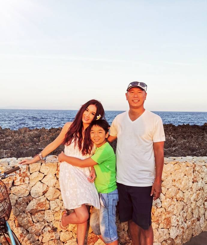 温碧霞|温碧霞一家三口同框，穿吊带裙与老公亲吻好甜，儿子和爸长一个样