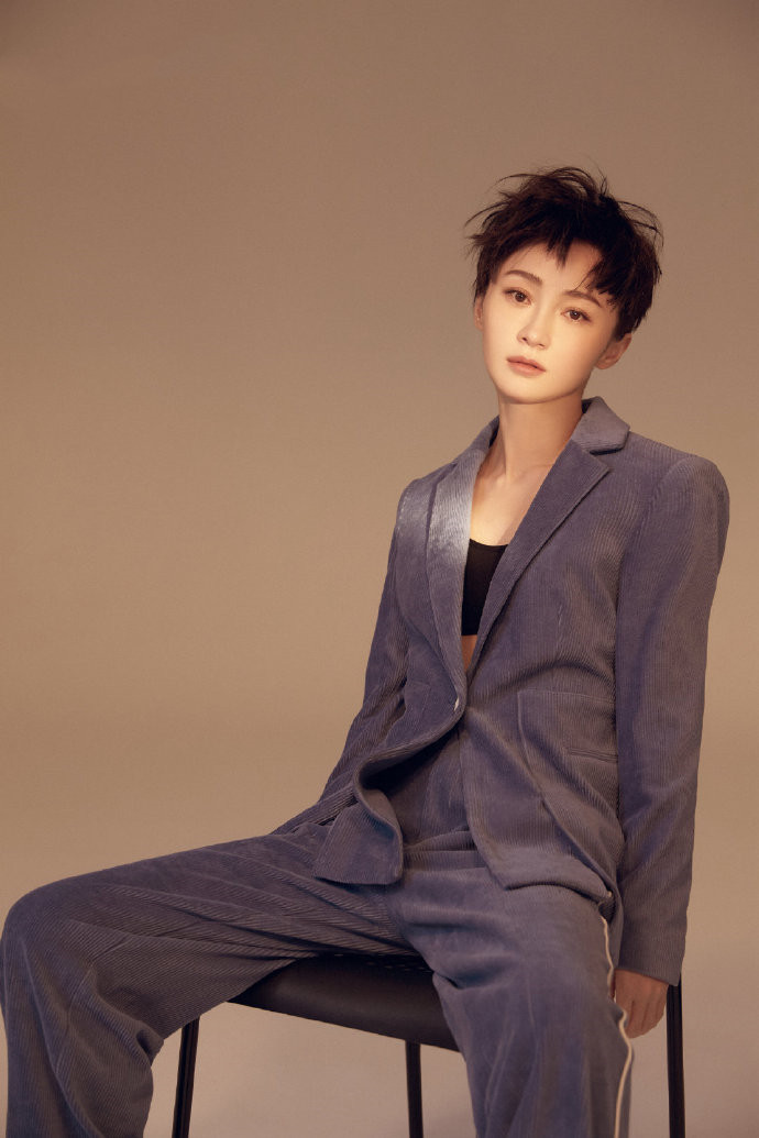 燃脂|姚笛模仿马伊琍剪短发，配西装气场明显不够，却穿出了另一种时髦