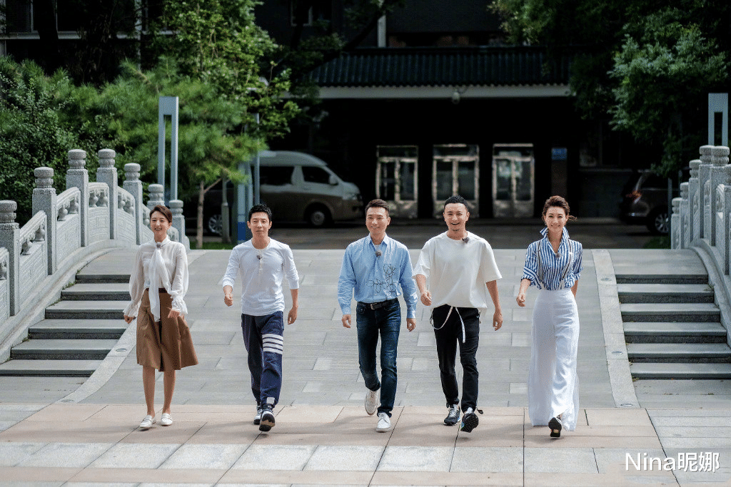 郑爽|央视主持李梓萌闪耀央视元宵晚会，穿拖地长裙秀“沙漏身材”，摘假发戴大金耳环真美