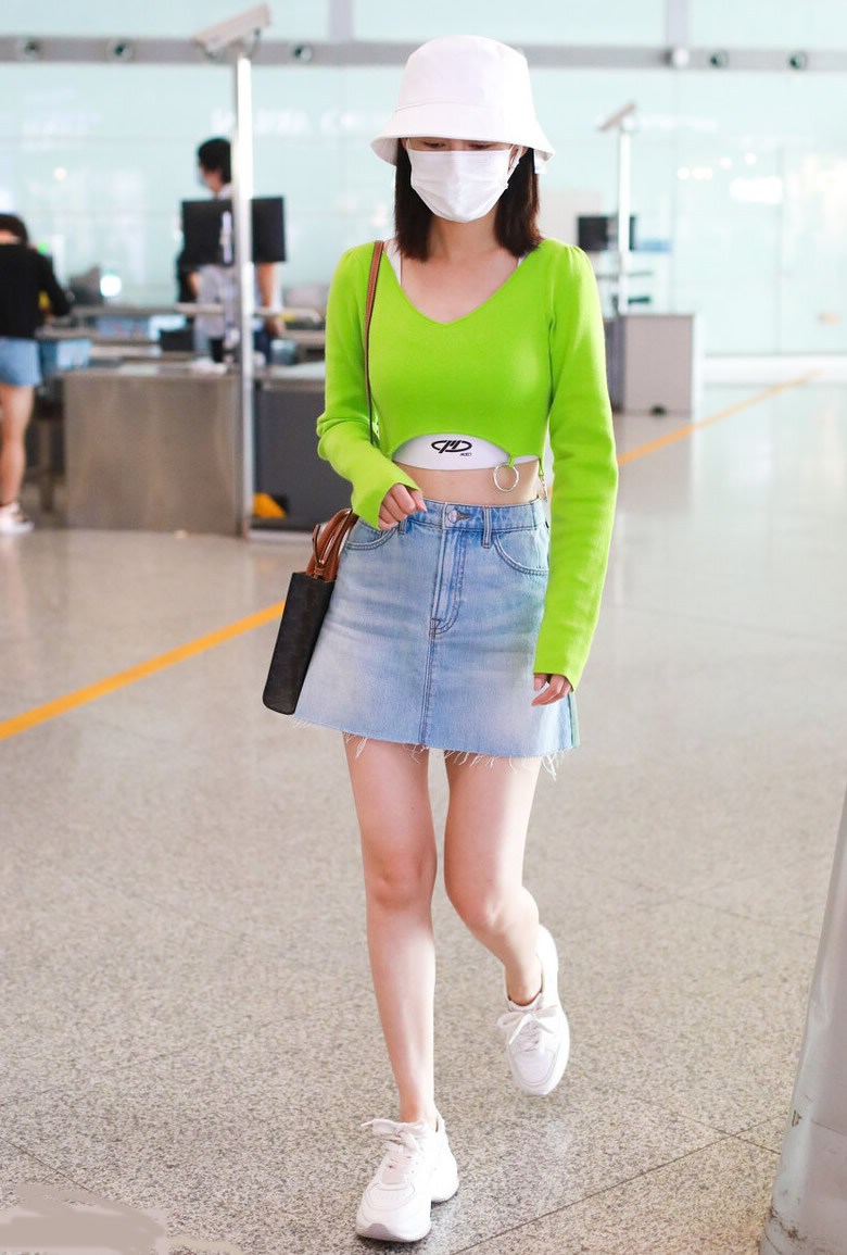 红珊瑚me|这条牛仔短裙真好看，显瘦又时尚，杨颖杨采钰穿得都很美