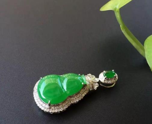 翡翠|如果可以的话，你愿意一生都佩戴翡翠饰品吗？