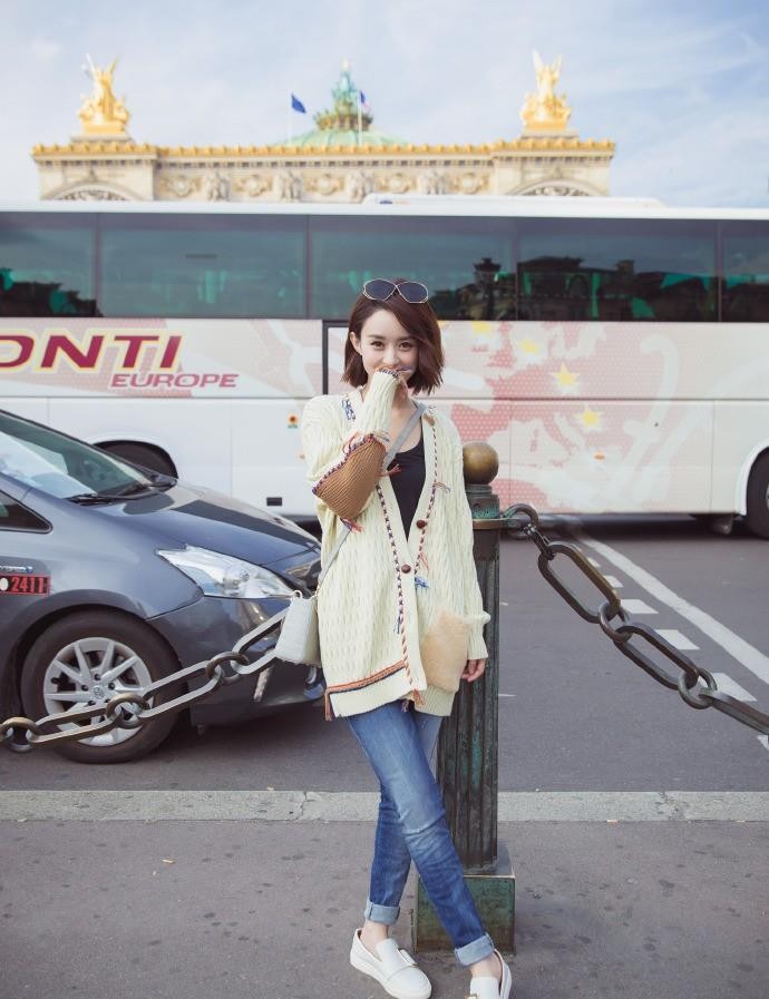 潮流新风|赵丽颖身材太娇小，穿紧身针织衫像“童装”似的，这比例让人羡慕