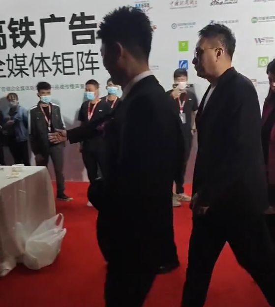 胡军|胡军现身三亚签约，保安们做出邀请手势，“明星没有必要这样子”