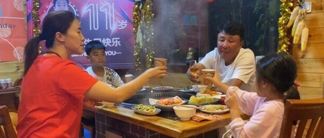 各抒己见 郭斌为王楠庆生激情献唱，一旁女儿点日文歌，郭斌刚要唱被踹一脚