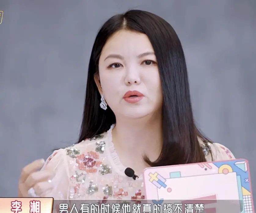 李湘|如今一脸富态的李湘，年轻时也是苗条甜美的酒窝美女呢！