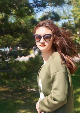 陆子艺|她6岁被成龙抱着上春晚，14岁却因长相被吐槽，今现状打脸网友