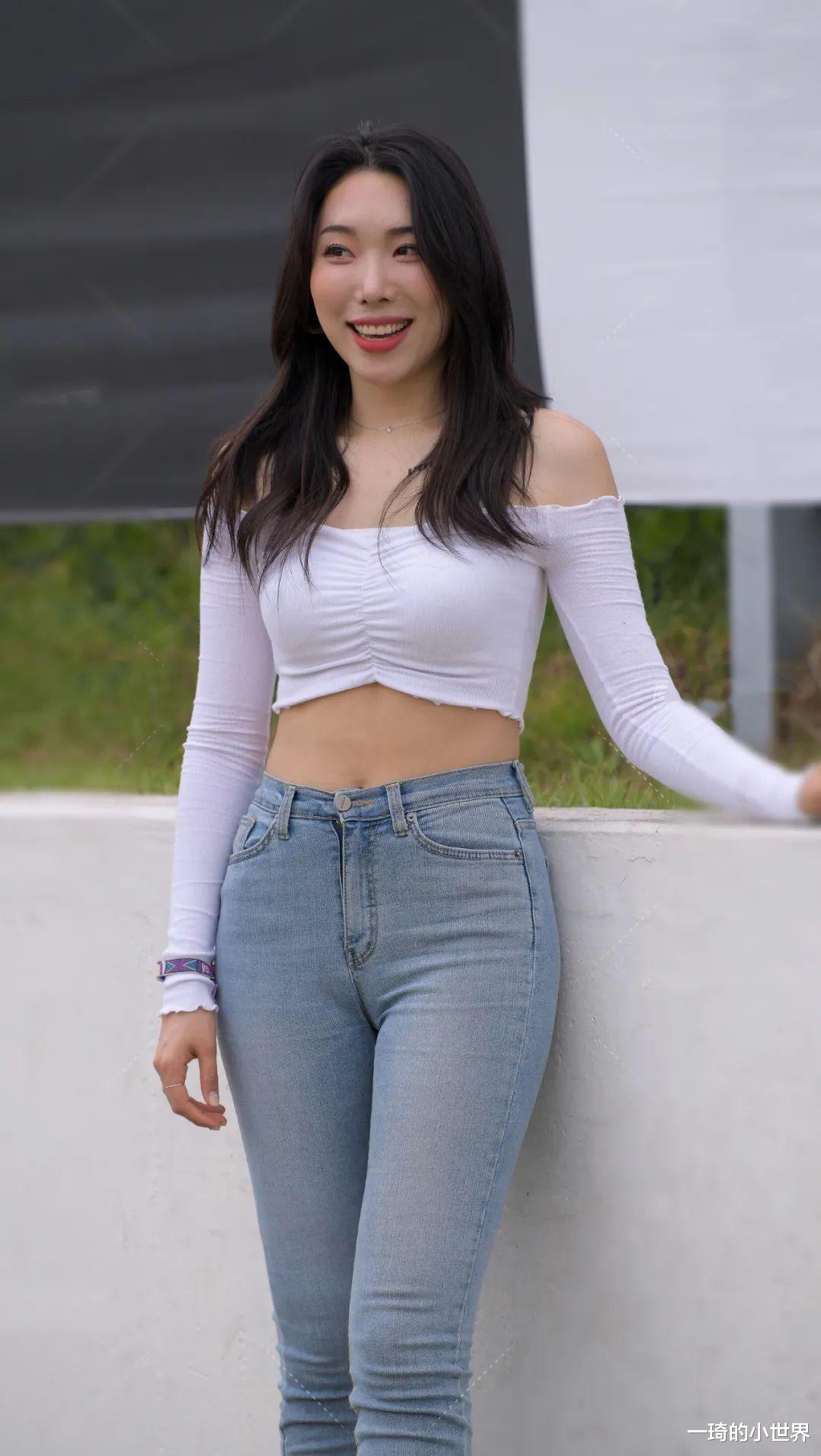 一琦的小世界|?即使腿腿有点粗，但她穿紧身牛仔裤照样好看
