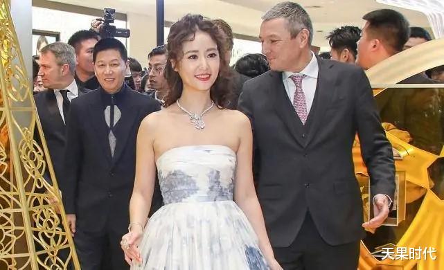 天果时代|林心如“胖”点更好看，卷发配娃娃裙一副公主样，像个精美洋娃娃