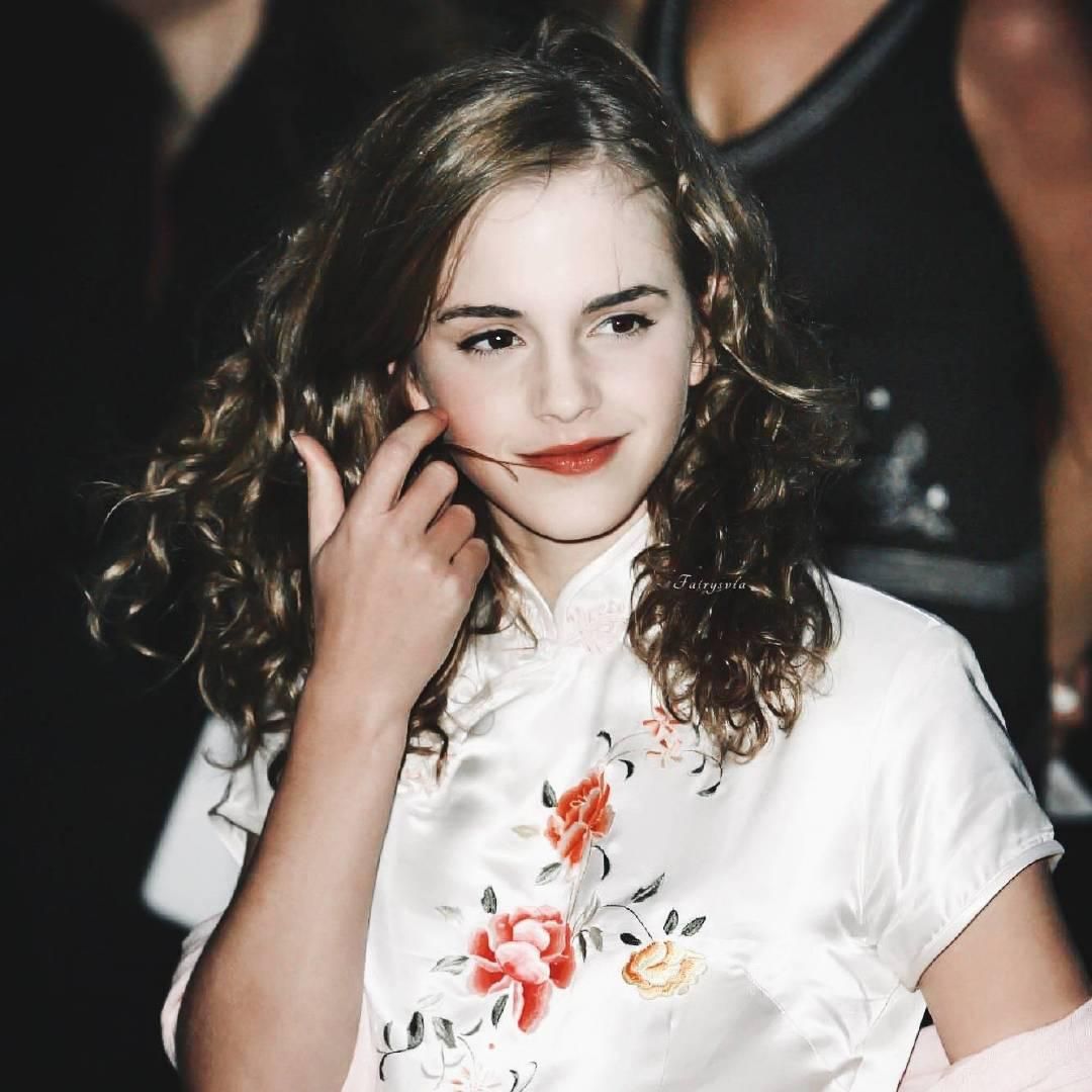 |艾玛久违走红毯，露背婚纱造型美翻了，妆容素淡也能轻松slay全场