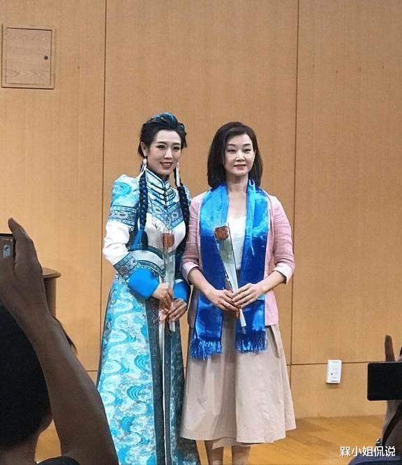 槑小姐侃说 宋祖英年过半百仍藏不住娇嫩感,穿粉色西装清新甜美,真不可思议