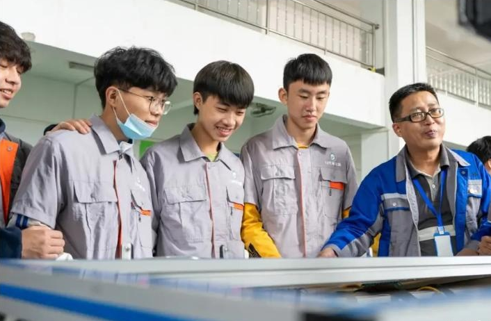 职业年金|高级技工缺口超2200万，本科毕业后却难就业，读书无用再引争议