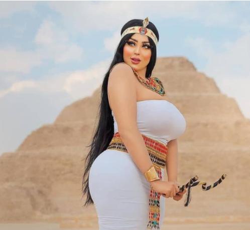 写真|热辣美女金字塔前拍写真，身材饱满魅力十足，网友：微胖就是美