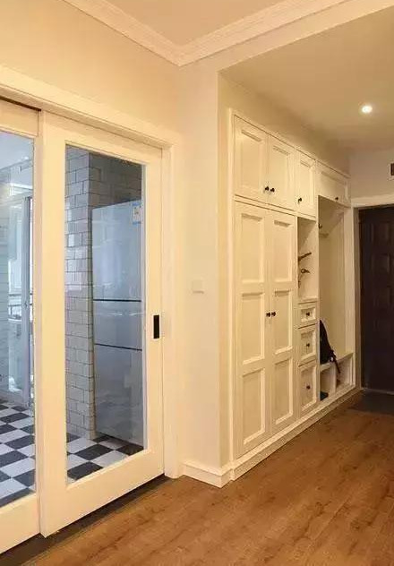 同事家73平新房，一进门鞋柜把人迷住了，阳台榻榻米能当一间房