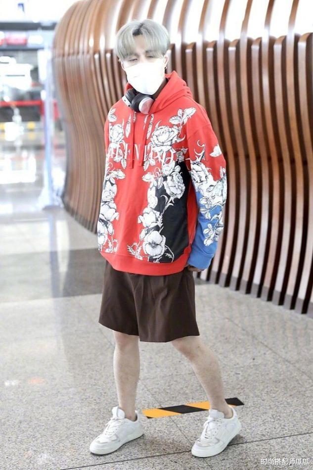 时尚搭配师瓜瓜|?张艺兴银发造型挺帅的，穿卫衣配短裤走机场，却暴露了五五分身材