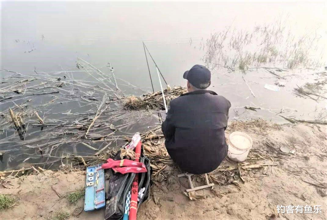 饵料|冬季野钓不想空军？避开4大误区，4种天气不出钓，试试这2种钓法