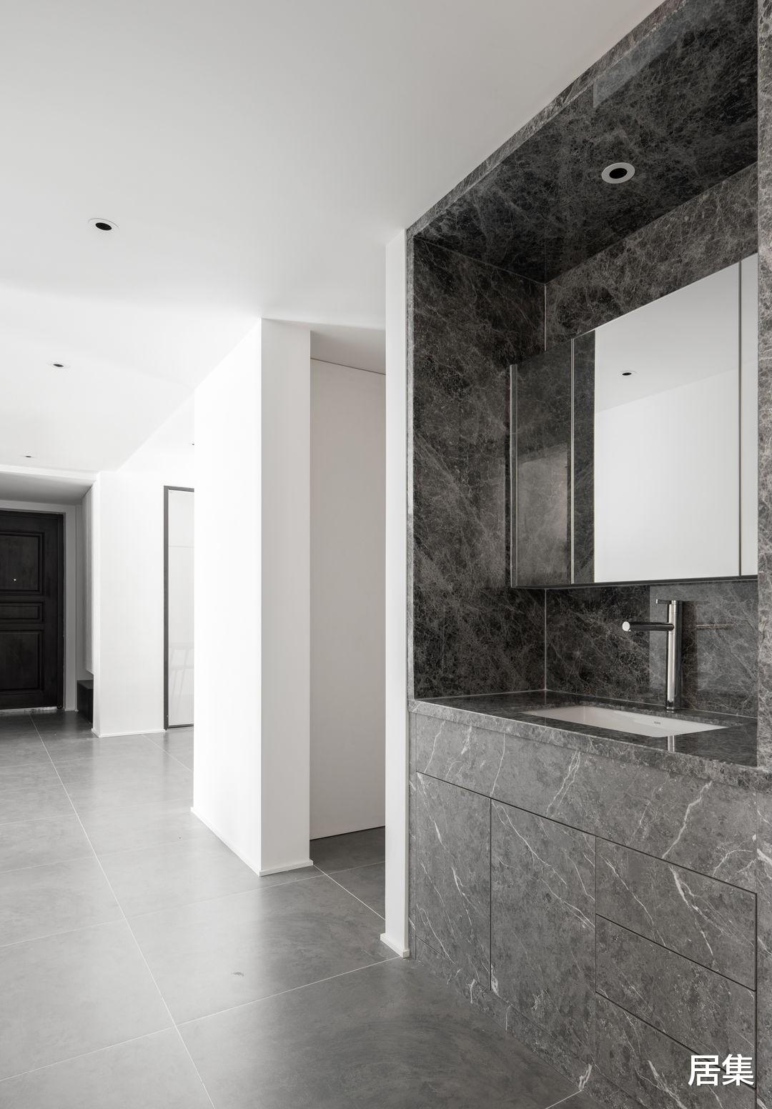 隐藏式收纳，把140平方米的家填满，但空间依旧十分的开阔