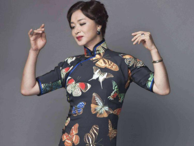 杨丽萍|杨丽萍为了追求舞台效果更逼真，衣服都是画的，镜头拉近不敢直视