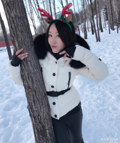 衣在配不在贵 杨钰莹老了还走玉女路线，梳丸子头很减龄，但穿得没工作人员时髦