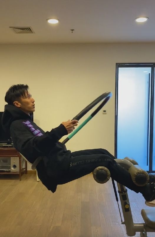 谢霆锋|谢霆锋挑战悬空呼啦圈？高难度动作一气呵成，网友喊话与柏芝复婚