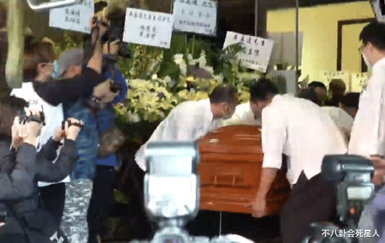 香港巨星喪禮的扶靈人：謝霆鋒為梅艷芳捧遺像，劉德華扶靈過兩次-圖2