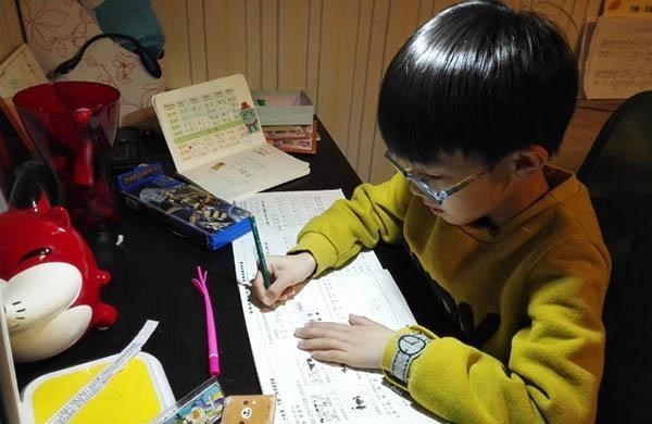 家有二宝育儿|15吨暑假作业高速上被烧，消防员火速扑救，可不能耽误孩子写作业