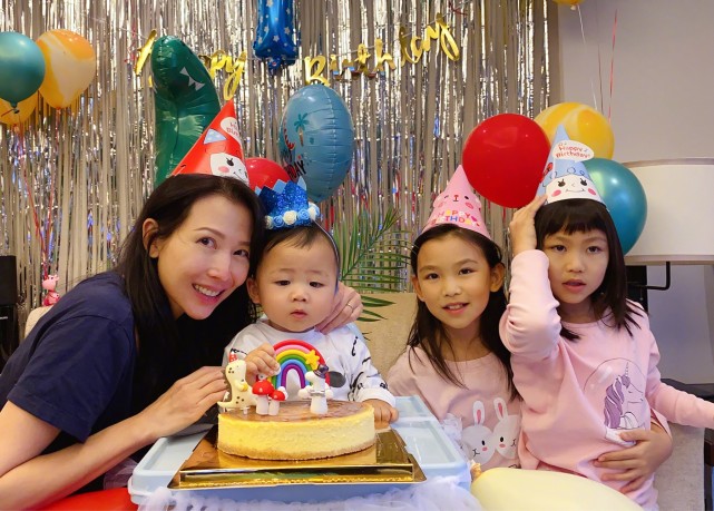 钟丽缇|50岁钟丽缇晒全家福水蛇腰抢镜，曾做试管婴儿，婚后5年却仍未能怀孕