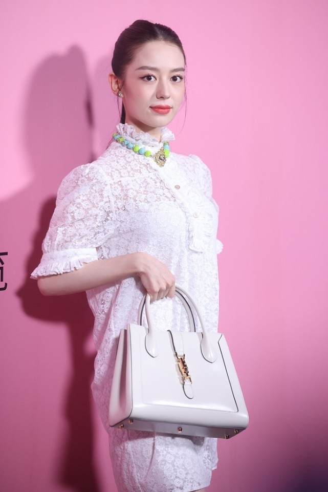 BiuFashion 郎朗的妻子不愧是艺术家,吉娜的穿着也太“仙”了,衣品真挺好