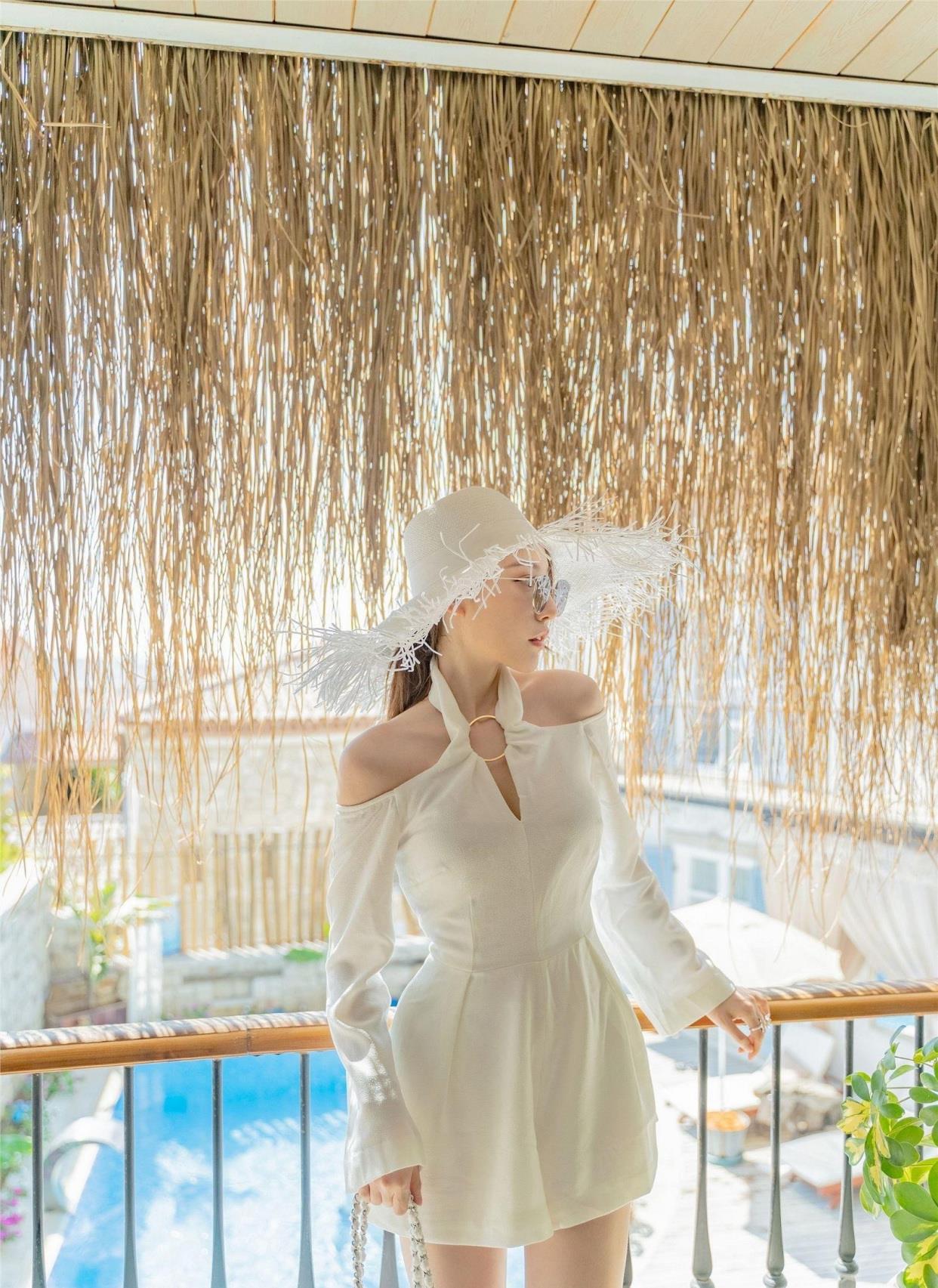 百里守刖 小姐姐身穿白色挂脖连衣裙，露出精致的香肩，时尚又百搭