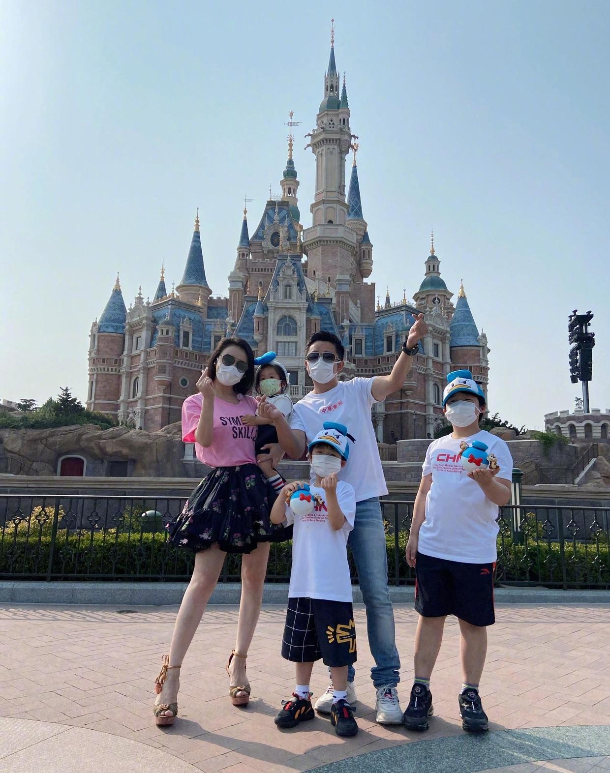 何有强|冉莹颖才是微胖身材yyds！穿一件白色的波点裙优雅大气，漂亮大方