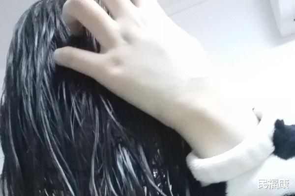 头皮屑|为什么头皮屑非常多？是生病了吗？洗发水成分和洗头习惯也要注意