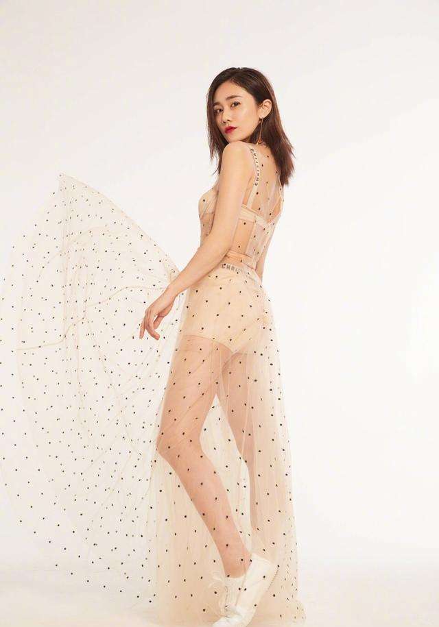 刘芸|刘芸出席活动，紧身连衣裙秀锁骨，网友：玲珑身段超吸睛