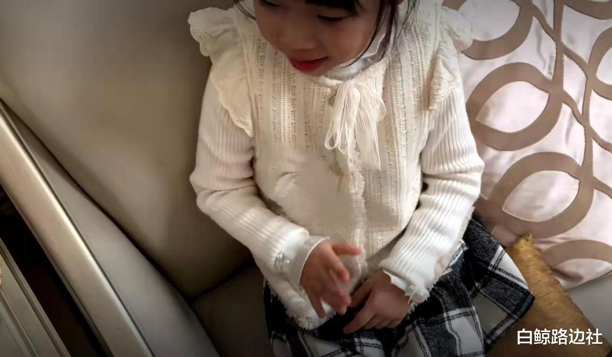 伊能静|伊能静携女儿赶机场！5岁米粒活泼可爱，看到孩子被拍黑着脸遮挡