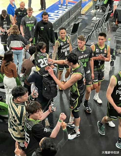 周琦|睢冉晒周琦赛后为小球迷签名照：历尽世事沧桑，仍觉人生值得