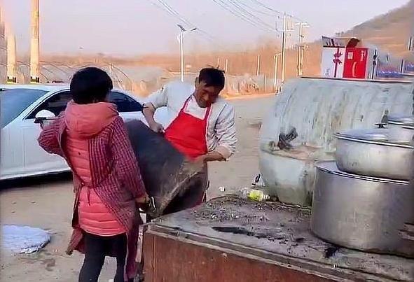 大老胡说三农 山东拉面哥被迫停业恳求放过，“疯狂”的自媒体人：你们该回家了